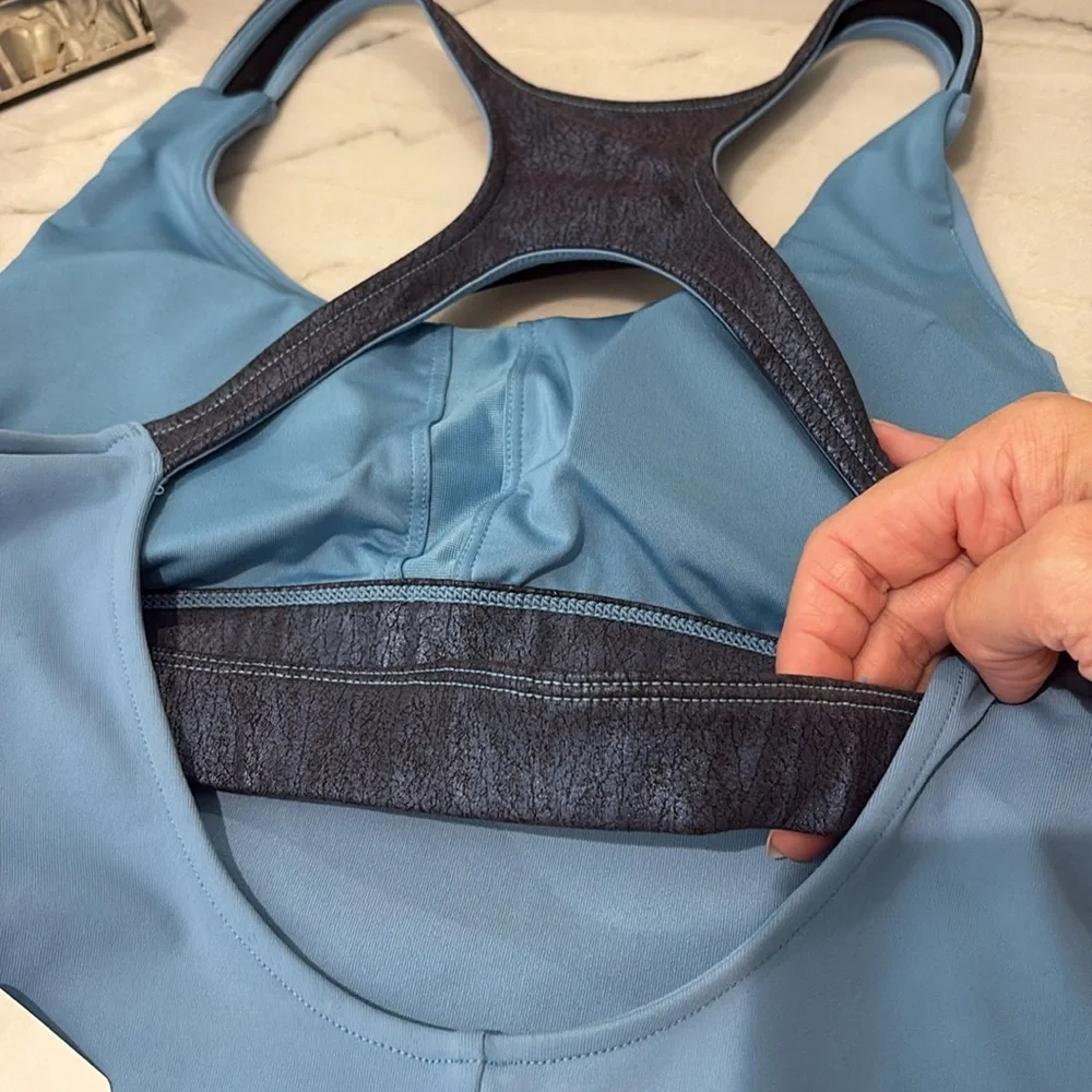 ALO Yoga Venture bra tank - Picture 8 of 8